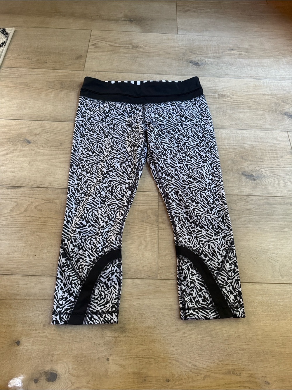 lululemon athletica Black & White Abstract Print Capri Leggings